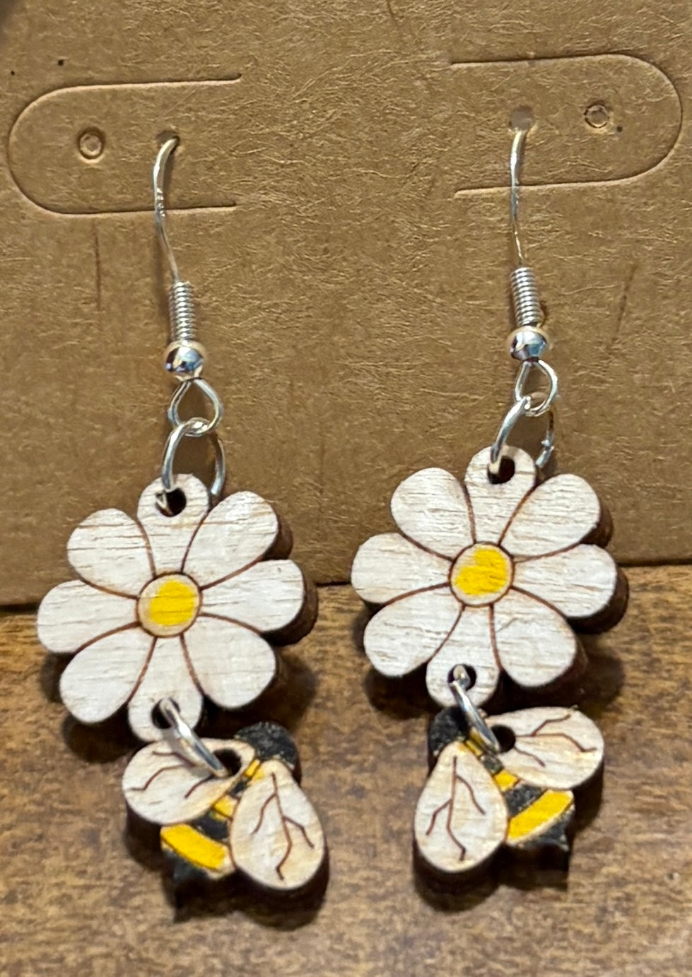 Daisy with Hanging Bee Dangle Earring
